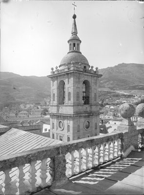 Torre y vista parcial del Monasterio de El Escorial. Fondo Lladó. ATN/LLL/0015/0821 (ACCHS-CSIC).