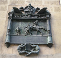 Lápida en la fachada de la Sociedad Cervantina de Madrid en la calle Atocha