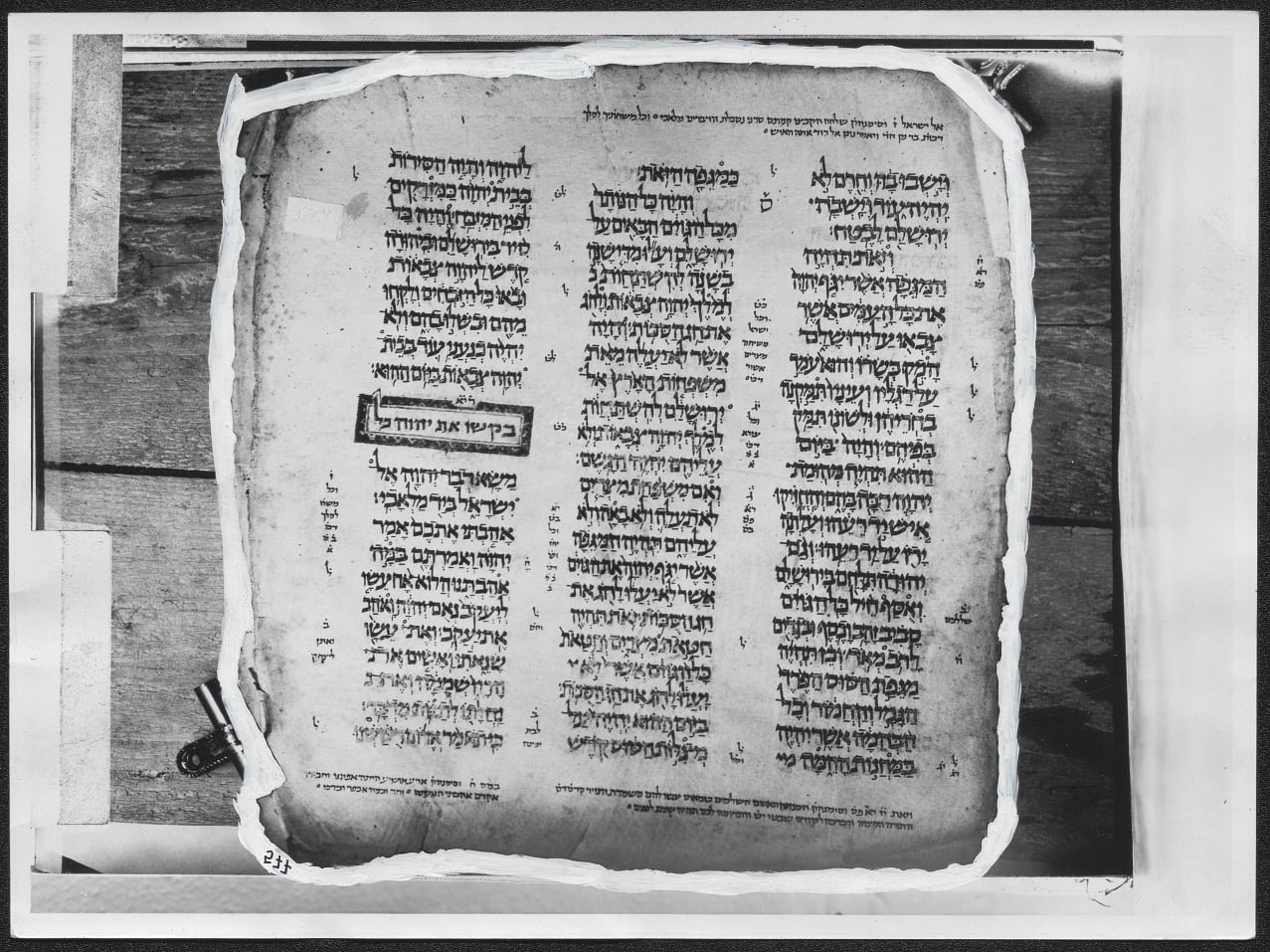 Fotografía con retoque enmarcando una página