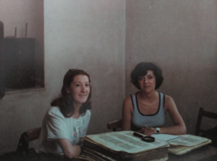 María Teresa Ortega Monaterio y Emilia Fernández Tejero con el Códice de los Profetas de El Cairo